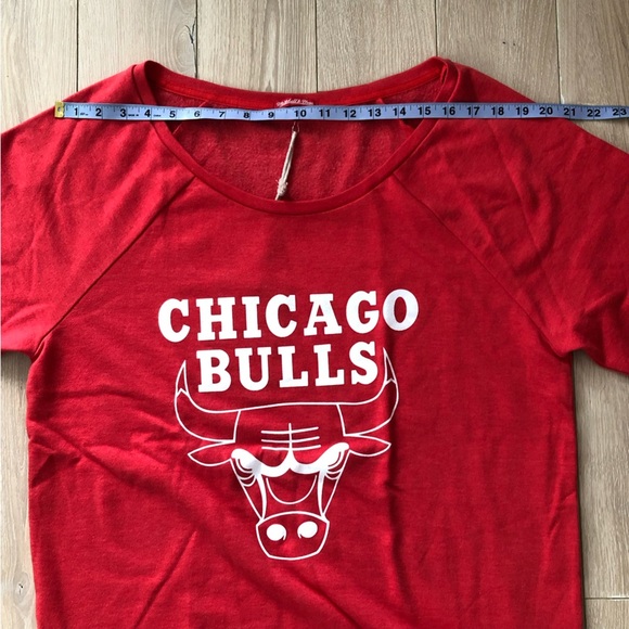 NWT Mitchell & Ness Chicago Bulls Scoop Neck Long Sleeve Shirt in Red Size L - Picture 2 of 10